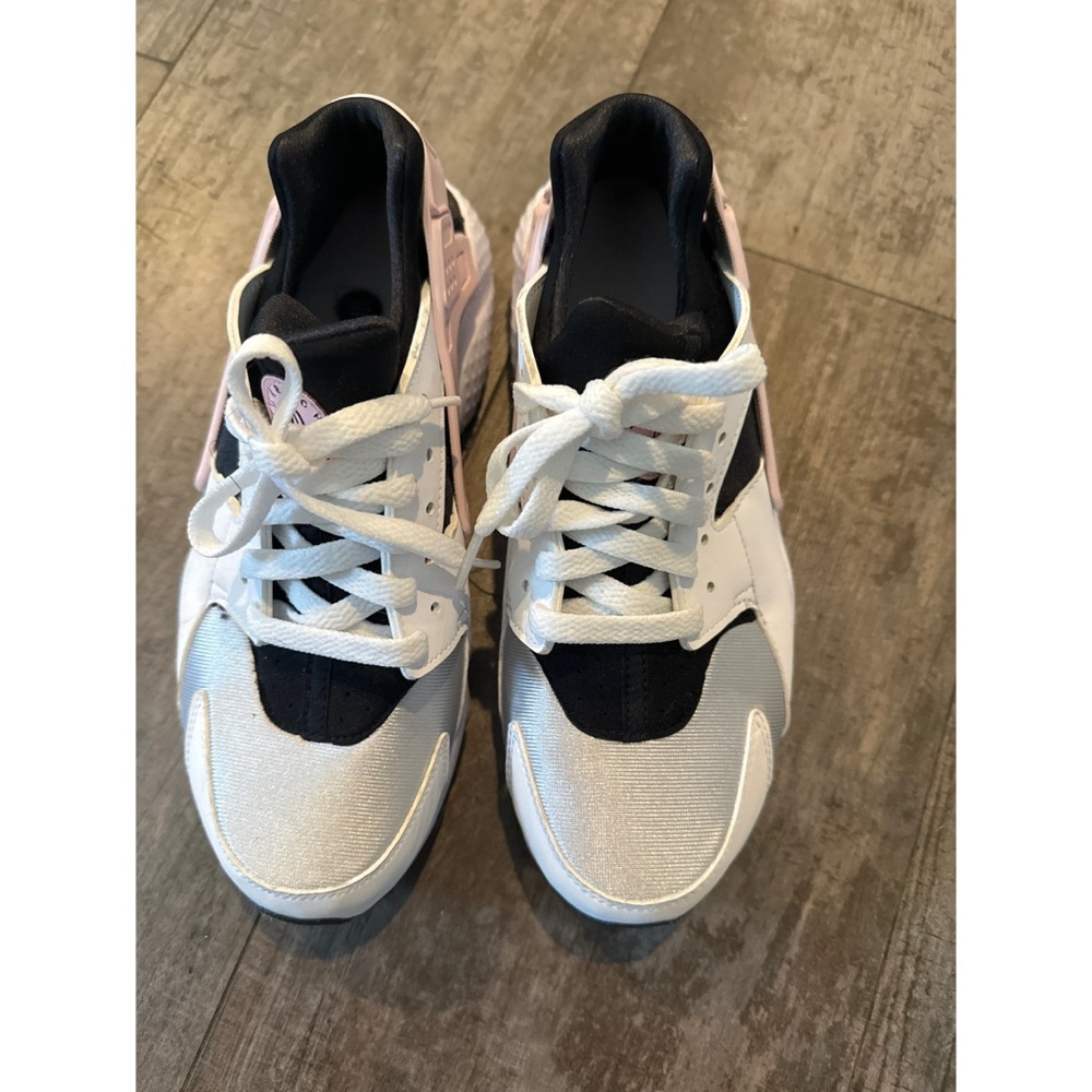 Nike white pink shoes